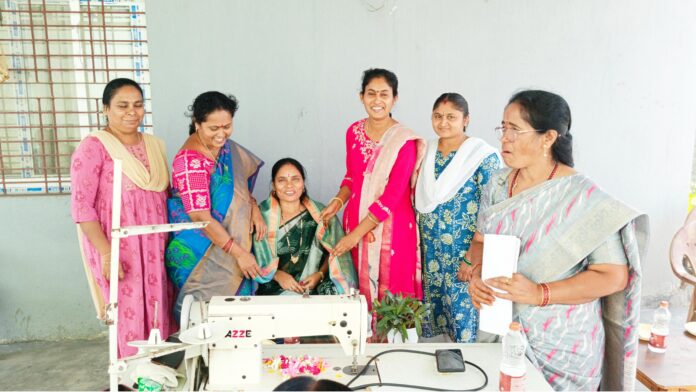 వార్డ్ మెంబర్ ను సన్మానించిన రత్నాపూర్ సర్పంచ్